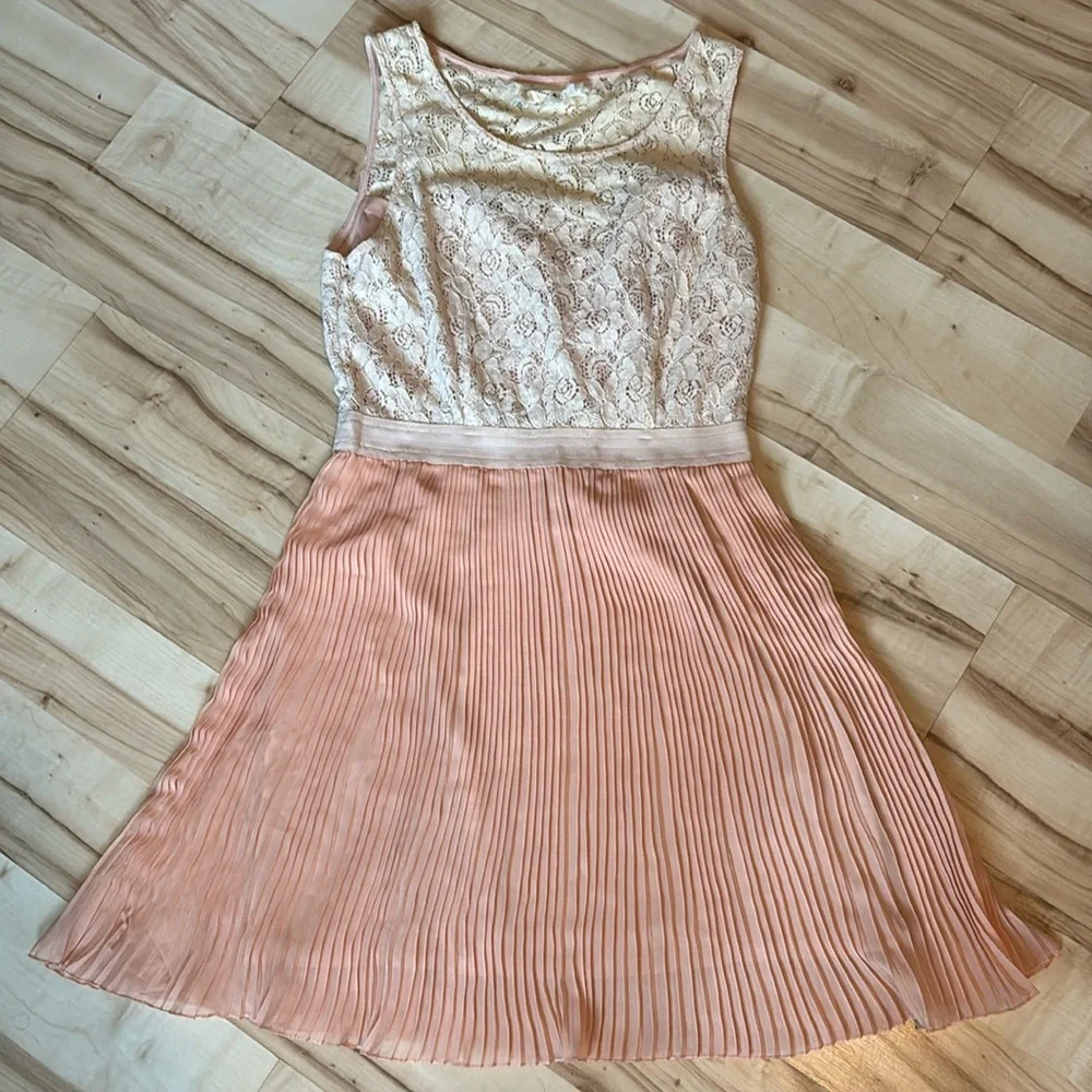 Woman’s pleaded dress - Picture 1 of 2